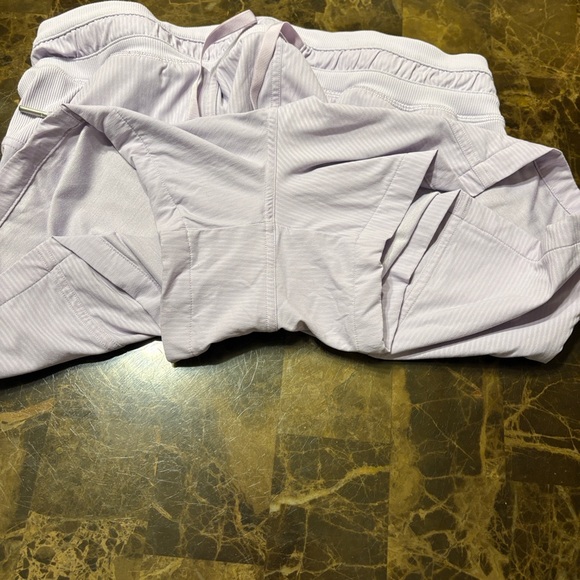 🎉Lululemon Athletica Women's Dance Studio High Rise Shorts in Lavender! - Picture 7 of 8